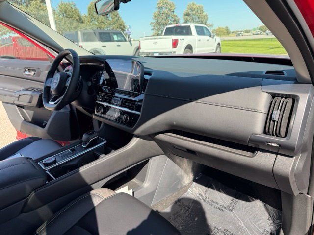 Used 2024 Nissan Pathfinder SL AWD/4WD image 42