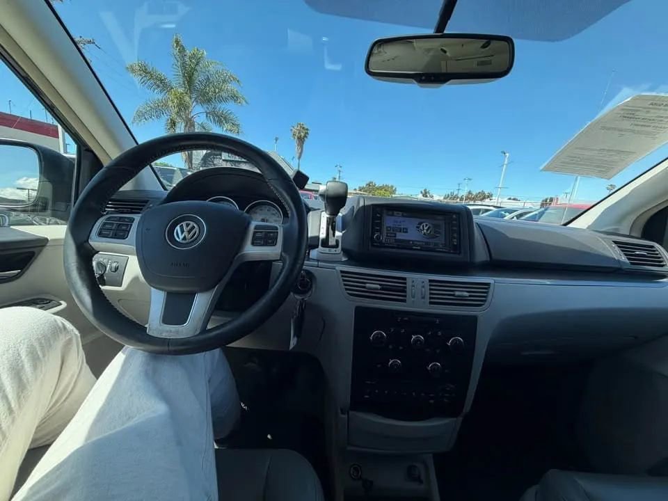 Used 2011 Volkswagen Routan SE image 9