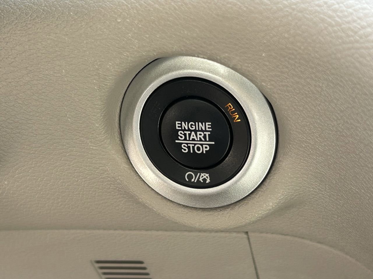 Used 2023 Chrysler Pacifica Touring-L FWD image 9