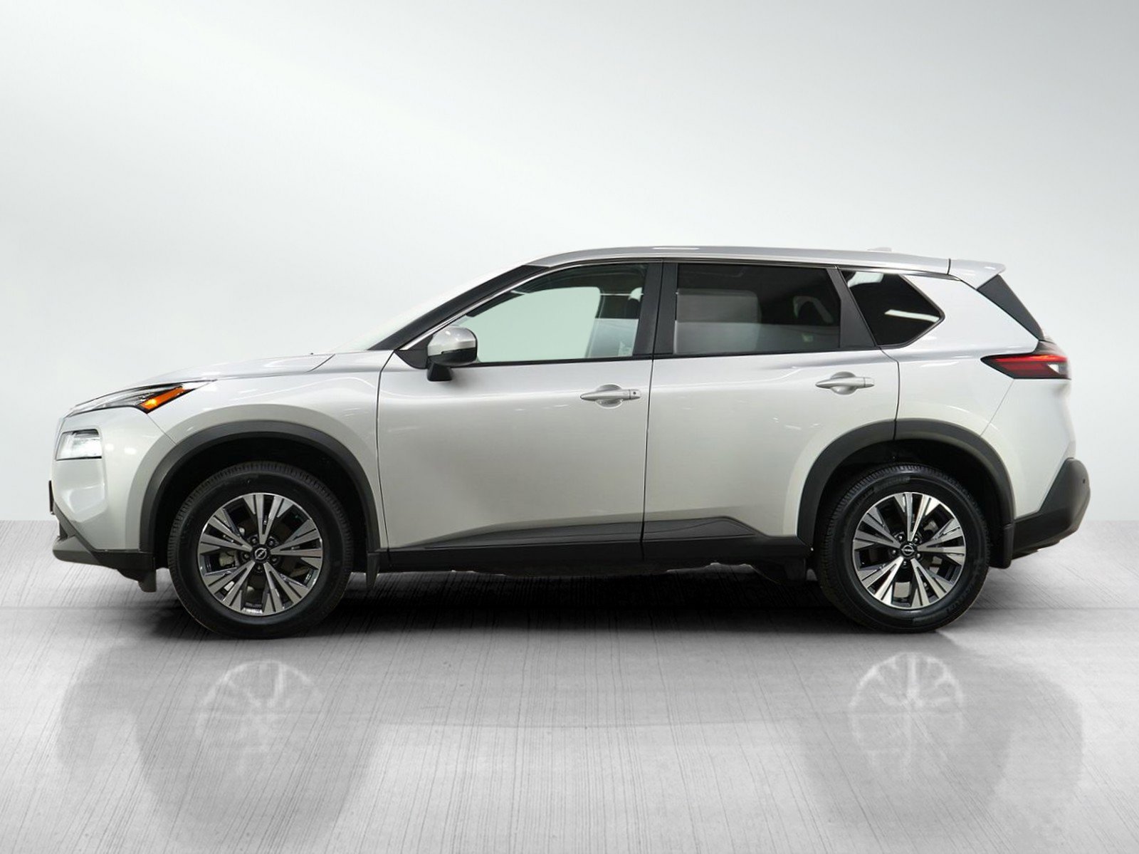 Used 2022 Nissan Rogue SV image 2