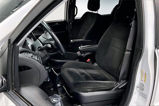 Used 2016 Dodge Grand Caravan SE image 18