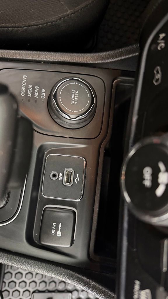Used 2019 Jeep Cherokee Sport w/ Cold Weather Group AWD/4WD image 25