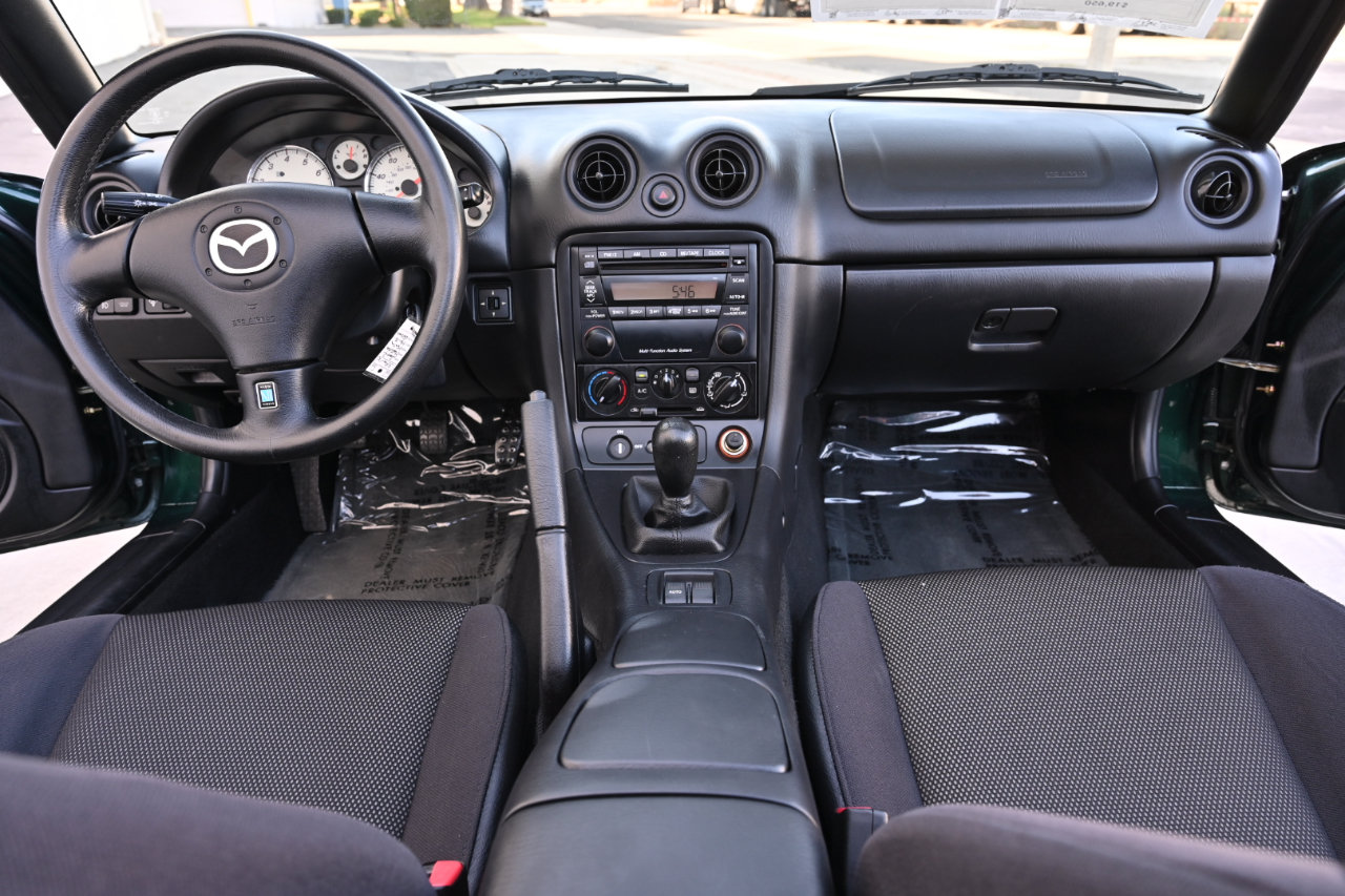 Used 2002 MAZDA MX-5 Miata RWD image 18