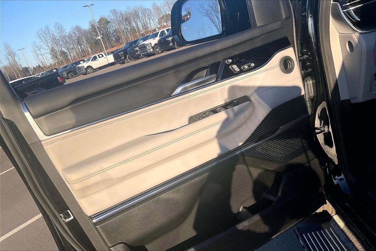 New 2026 Jeep Grand Wagoneer Summit w/ Premium Group III image 31