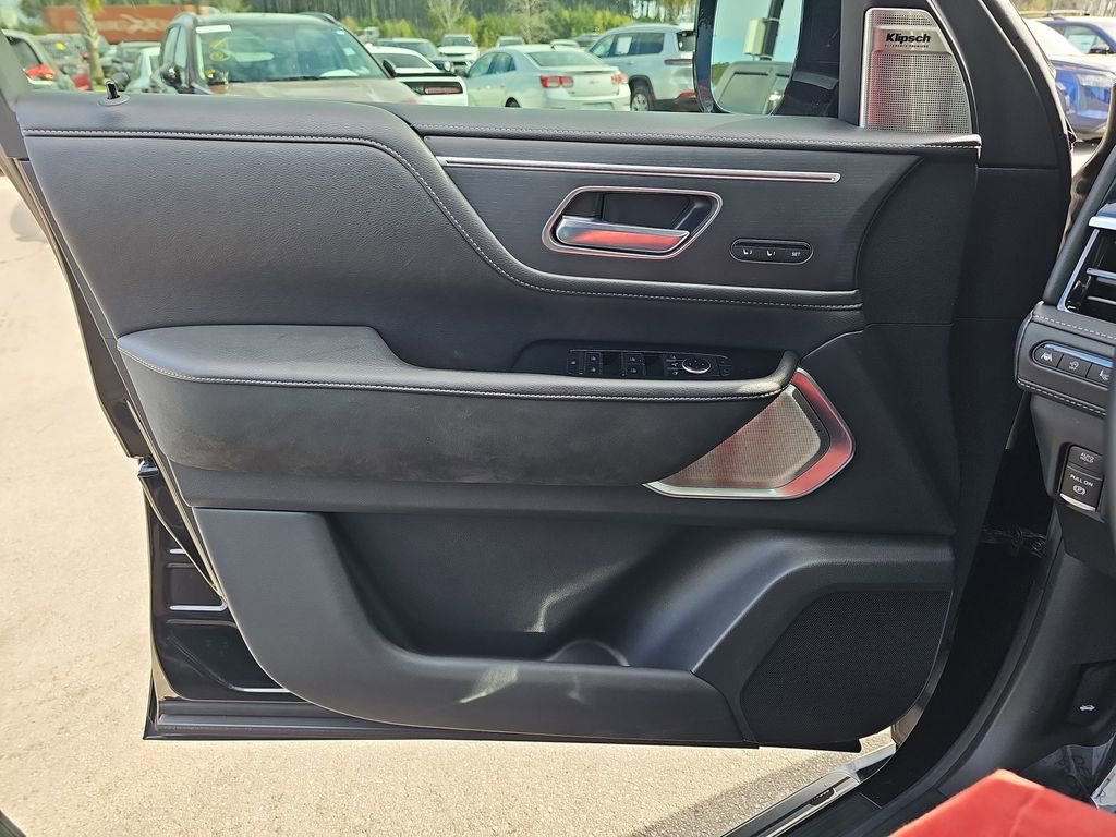 Used 2025 INFINITI QX80 Sensory image 32