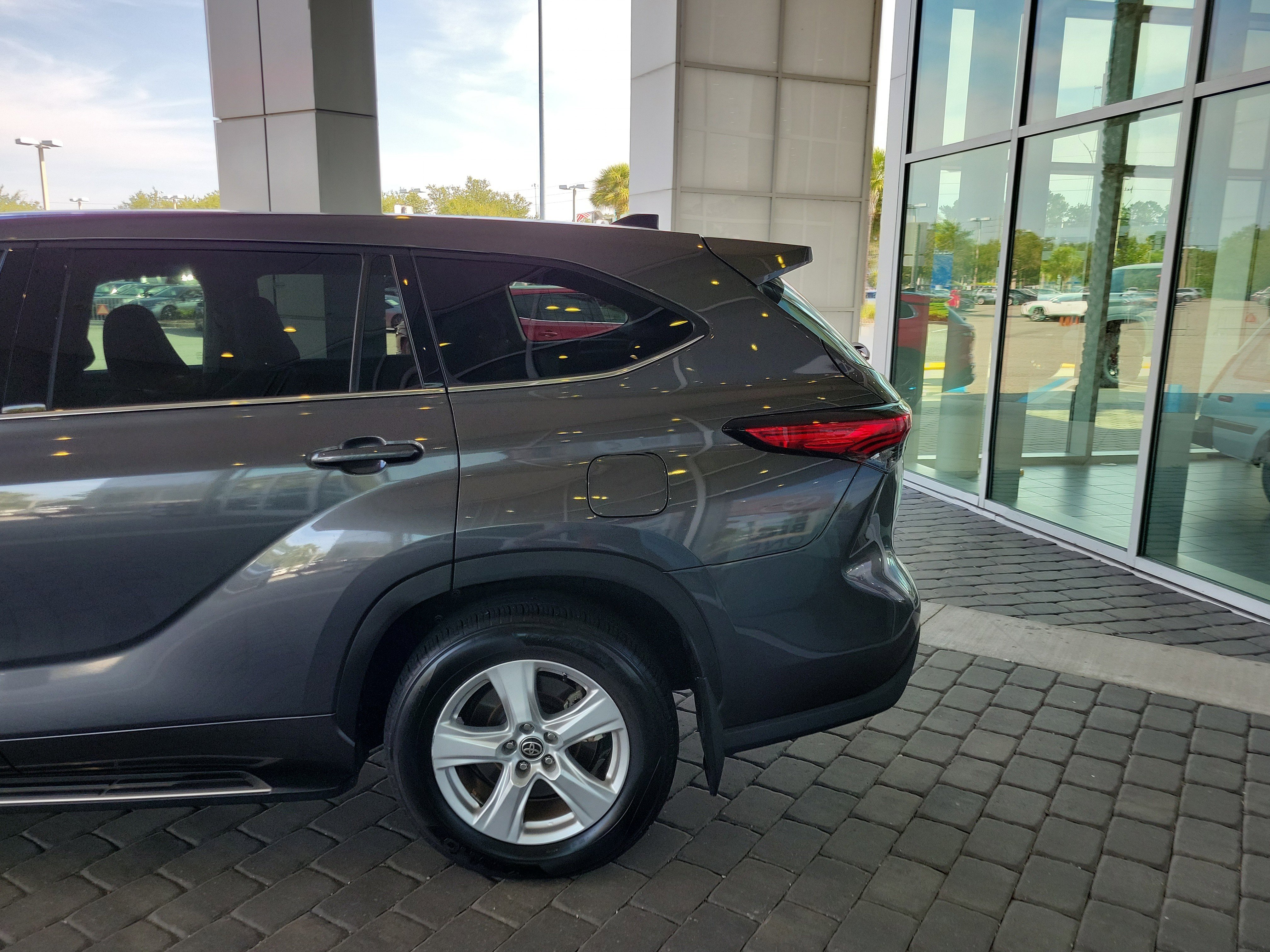 Used 2022 Toyota Highlander LE image 4