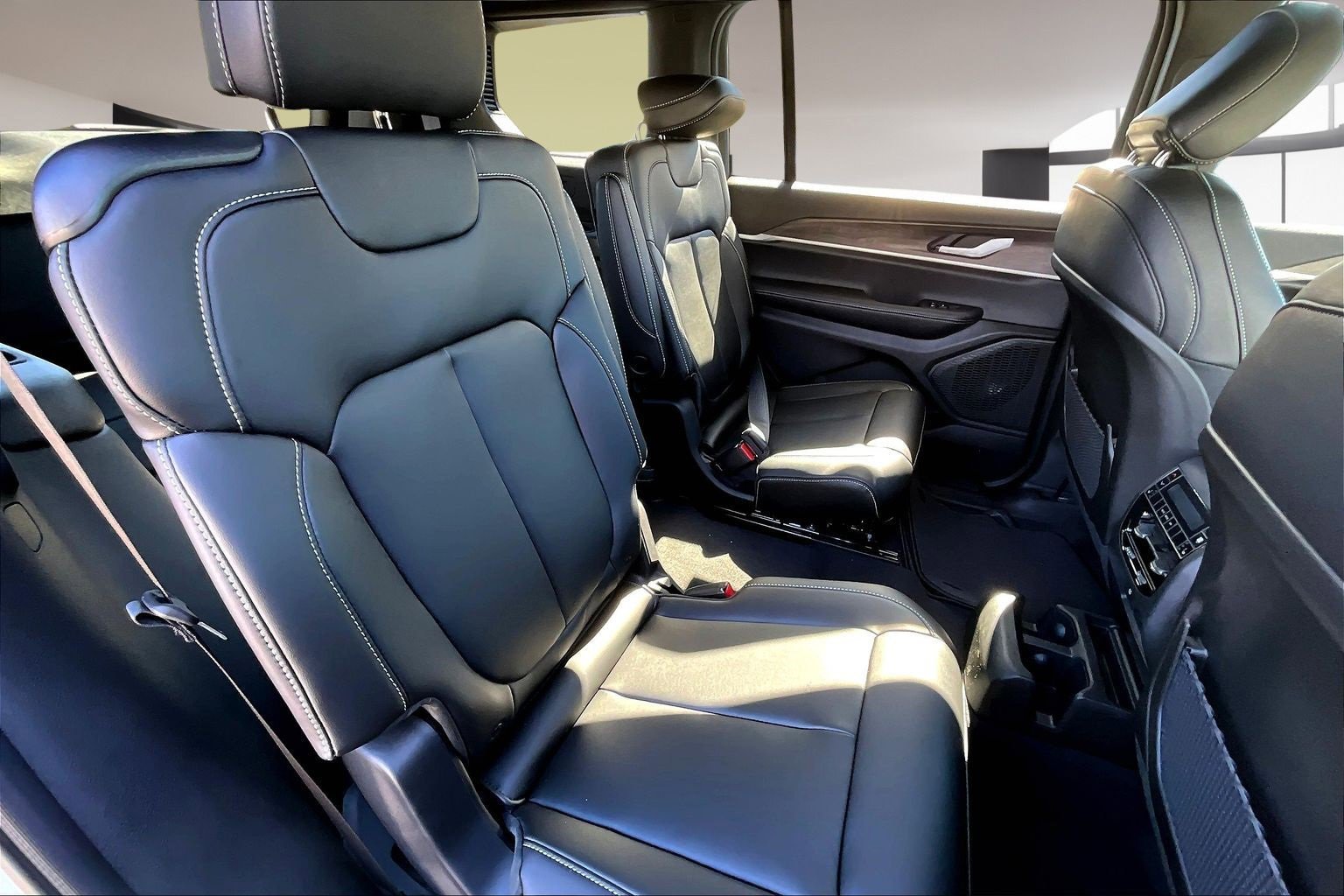 New 2025 Jeep Grand Cherokee L Limited w/ Black Appearance Package image 10