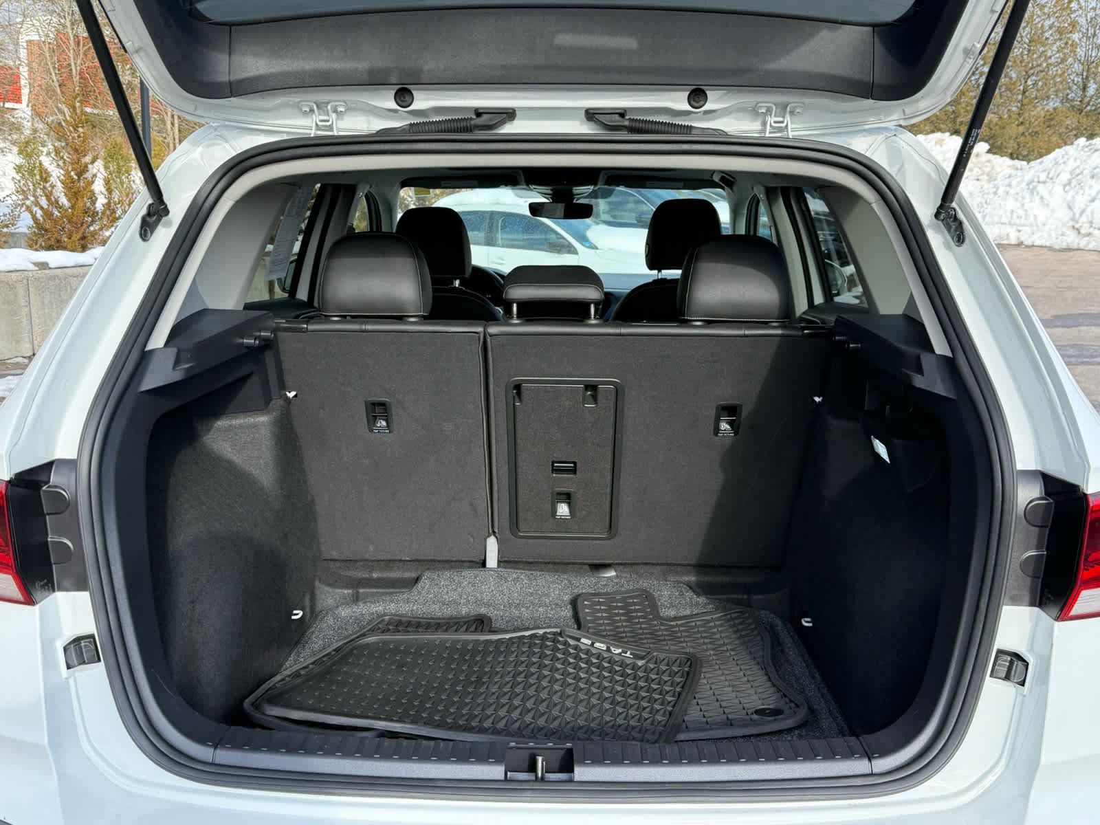 Used 2024 Volkswagen Taos SE image 13