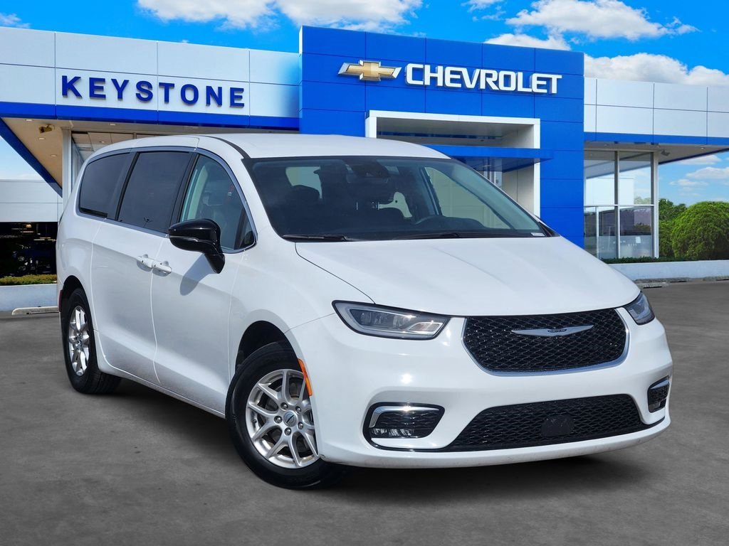 Used 2024 Chrysler Pacifica Touring-L image 1