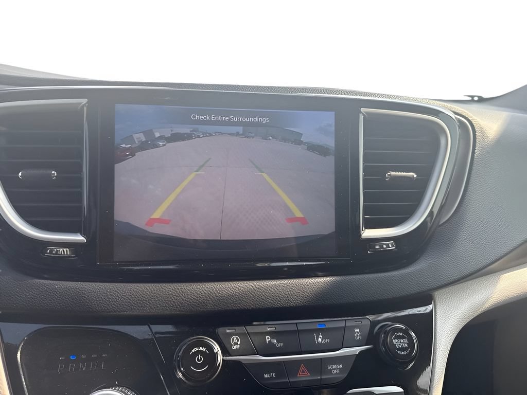 Used 2023 Chrysler Pacifica Touring-L FWD image 16