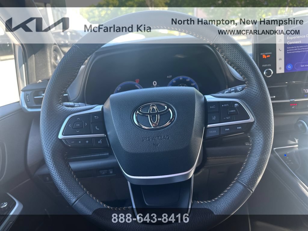 Used 2025 Toyota Sienna XLE Woodland Edition AWD/4WD image 19