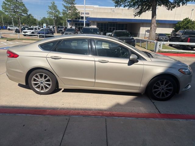 Used 2017 Ford Fusion SE FWD image 4