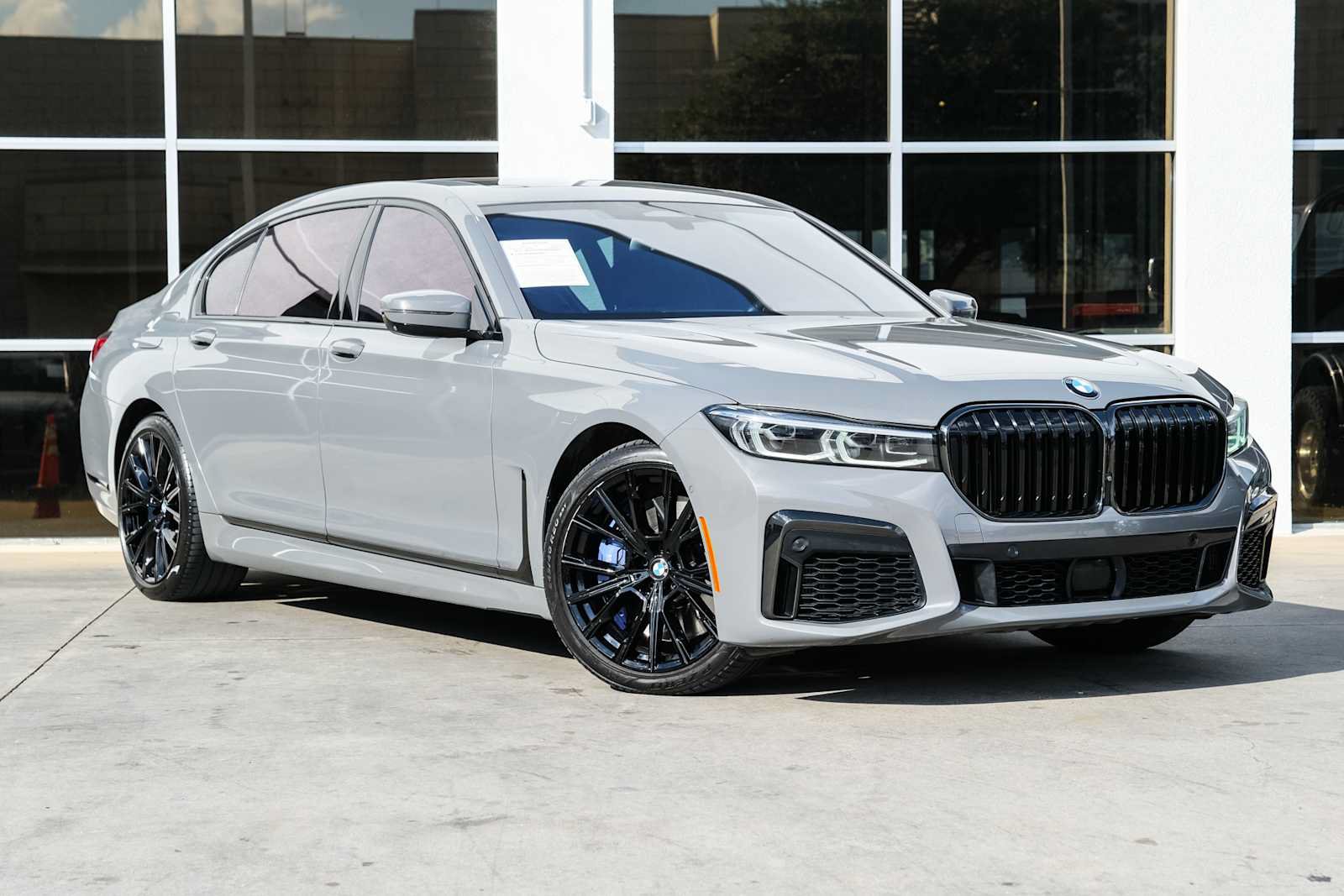 Used 2022 BMW M760i xDrive w/ Luxury Rear Seating Package AWD/4WD image 6