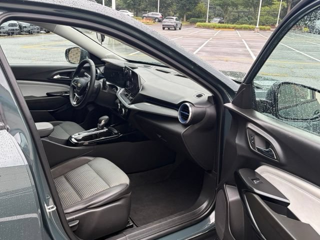 Used 2026 Chevrolet Trax LT w/ LT Convenience Package FWD image 25