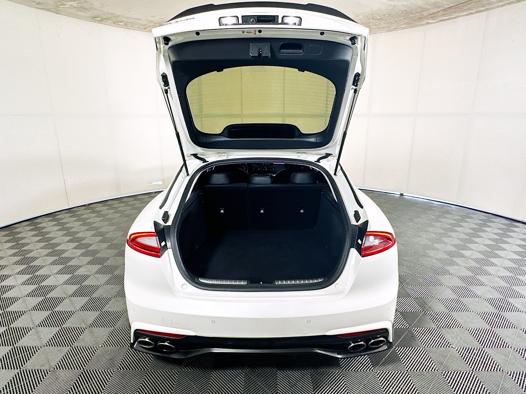 Used 2018 Kia Stinger Premium RWD image 31