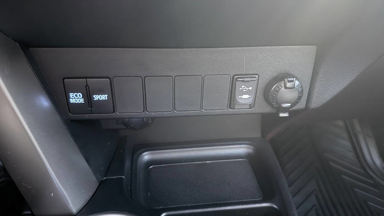 Used 2014 Toyota RAV4 XLE AWD/4WD image 38
