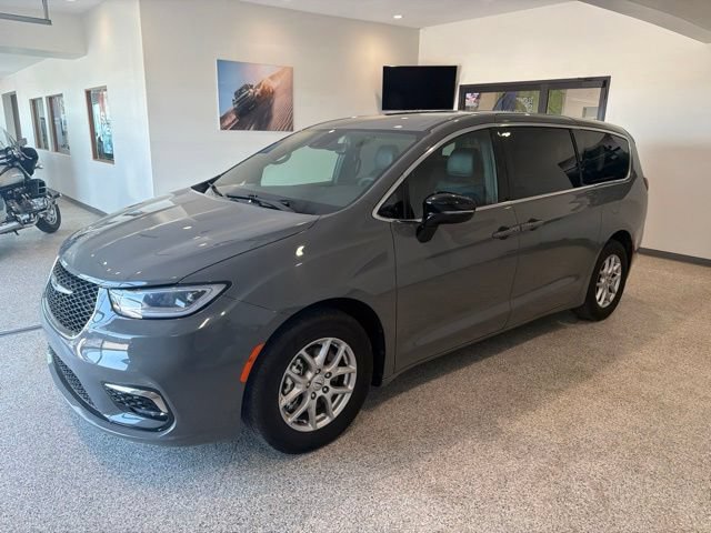 Used 2025 Chrysler Pacifica Select FWD image 3