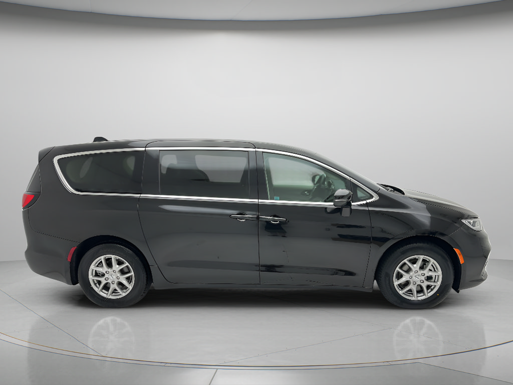Used 2024 Chrysler Pacifica Touring-L FWD image 4