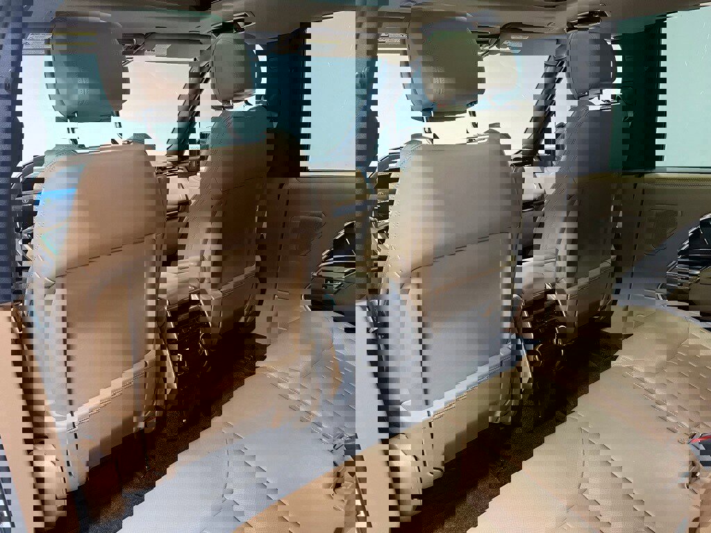 Used 2024 Land Rover Range Rover Long Wheelbase SE image 25