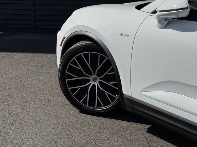 Certified 2025 Porsche Macan Electric image 12