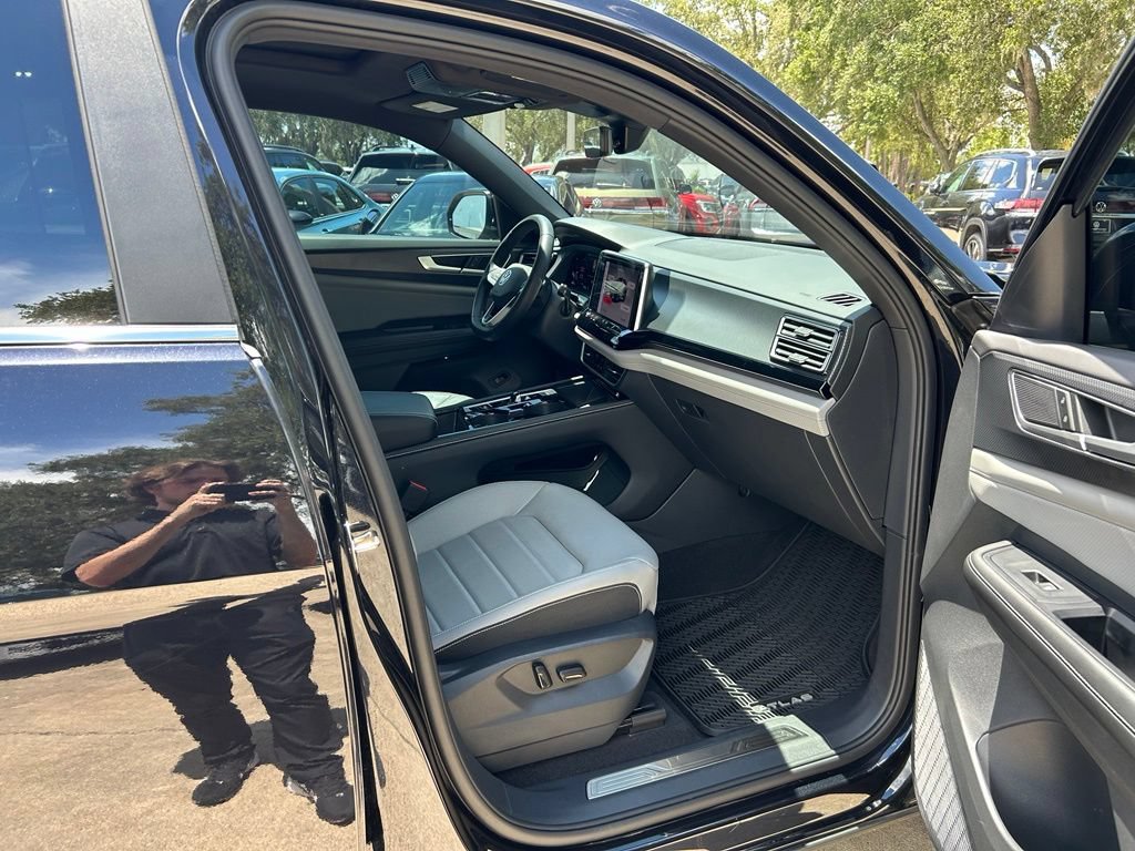 Certified 2024 Volkswagen Atlas Cross Sport SEL R-Line AWD/4WD image 31