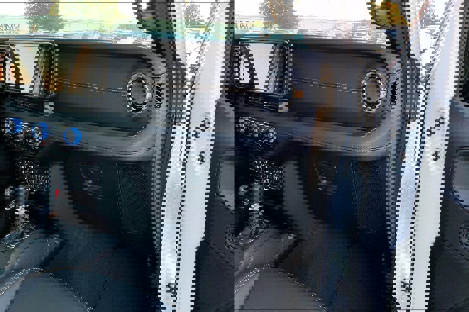 Used 2025 Jeep Wrangler Sahara w/ Safety Group image 18