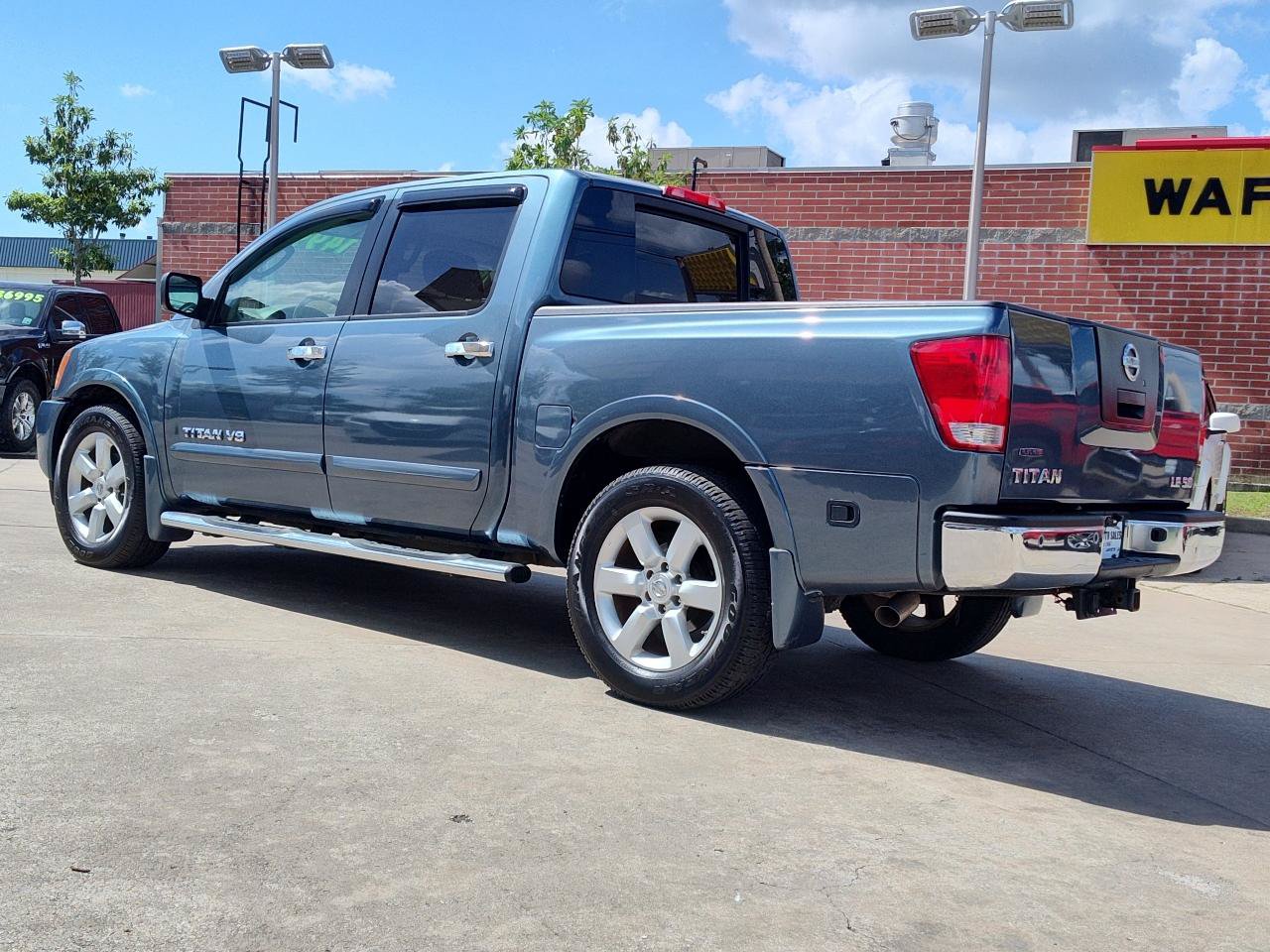 Used 2010 Nissan Titan LE RWD image 4