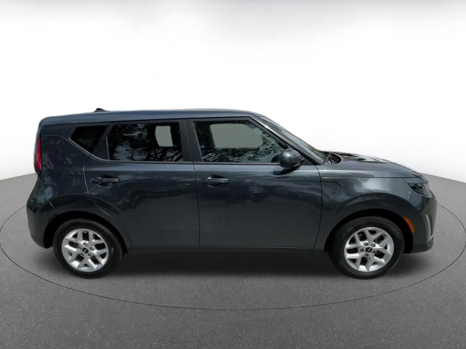 Used 2025 Kia Soul LX w/ LX Technology Package FWD image 16