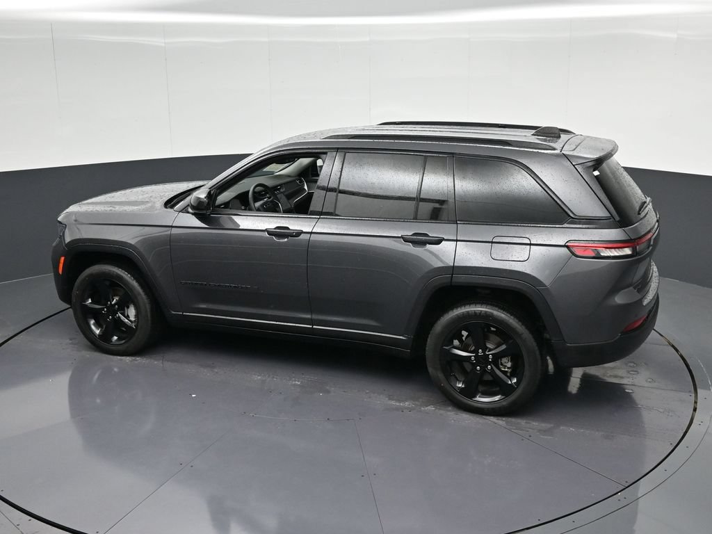 Used 2024 Jeep Grand Cherokee Limited w/ Black Appearance Package AWD/4WD image 30