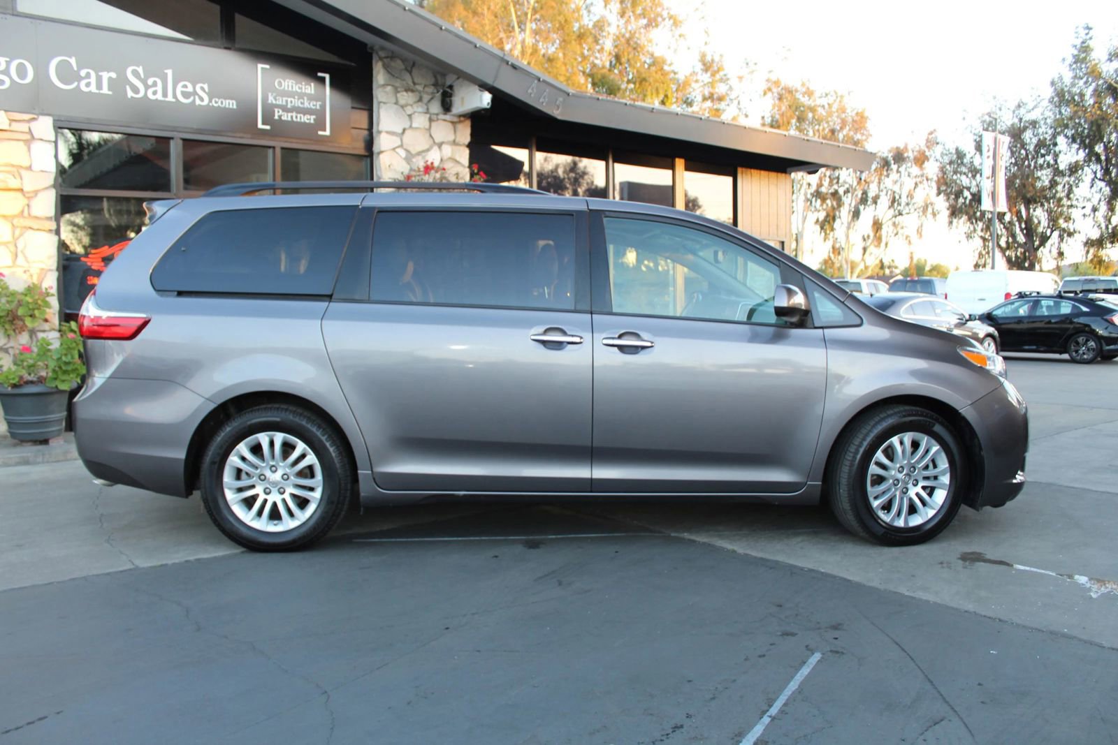 Used 2015 Toyota Sienna XLE w/ XLE Navigation Package FWD image 6