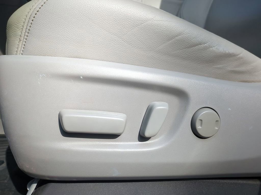 Used 2020 Toyota Sienna Limited image 19