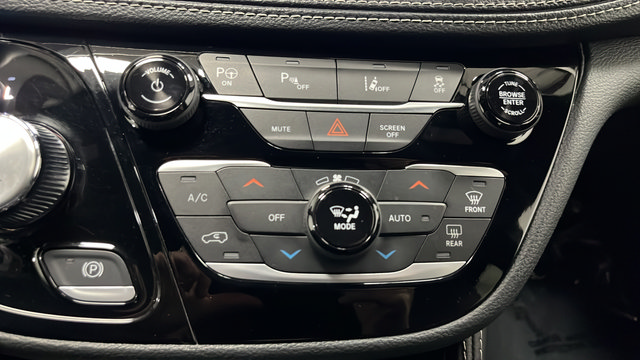 Used 2024 Chrysler Pacifica Premium FWD image 17