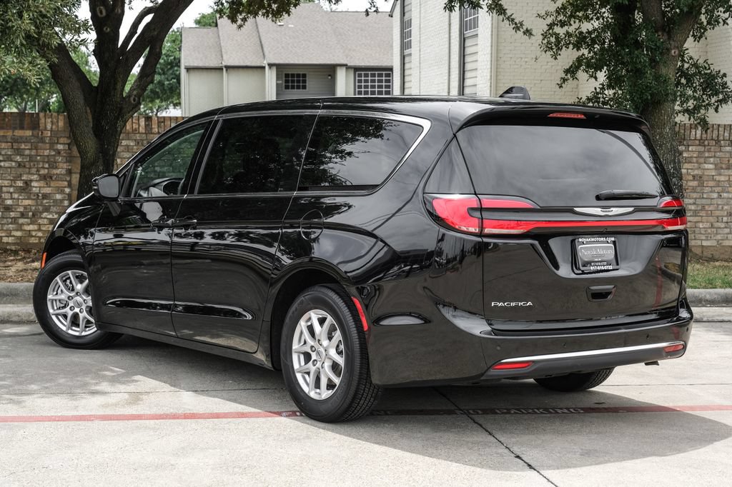Used 2024 Chrysler Pacifica Touring-L FWD image 19