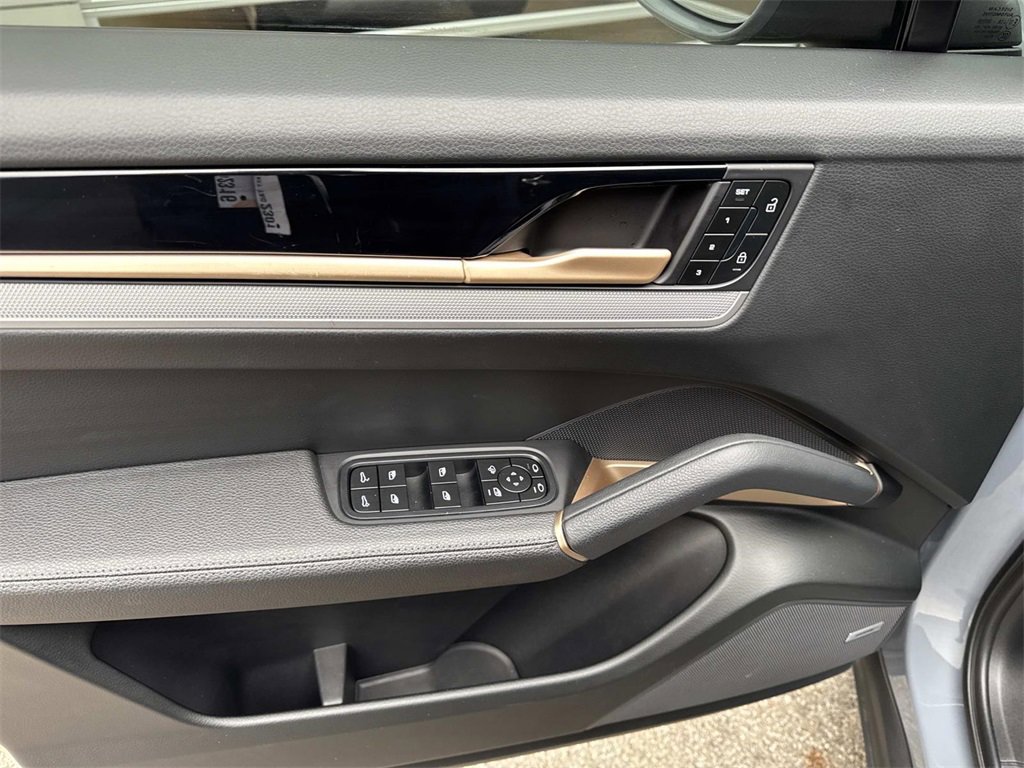 Used 2024 Porsche Cayenne image 17