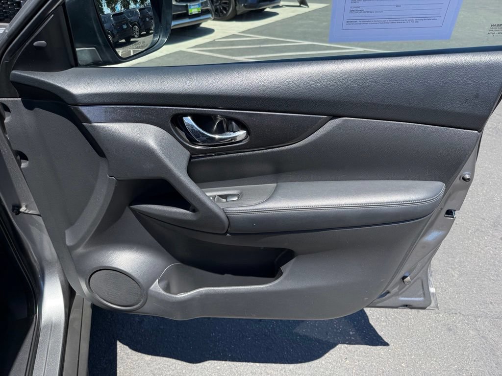 Used 2018 Nissan Rogue SV AWD/4WD image 18
