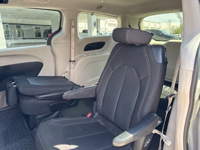 Used 2017 Chrysler Pacifica Touring w/ Tire & Wheel Group image 10