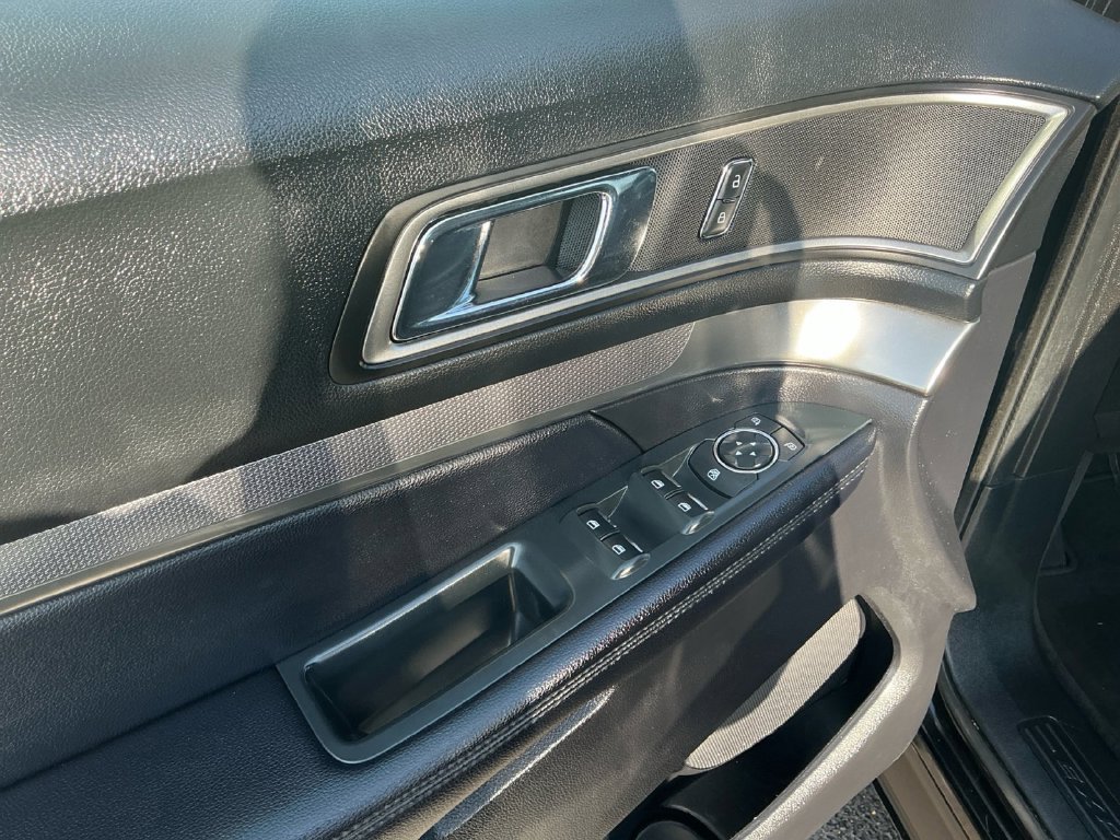 Used 2018 Ford Explorer XLT w/ Equipment Group 202A FWD image 16