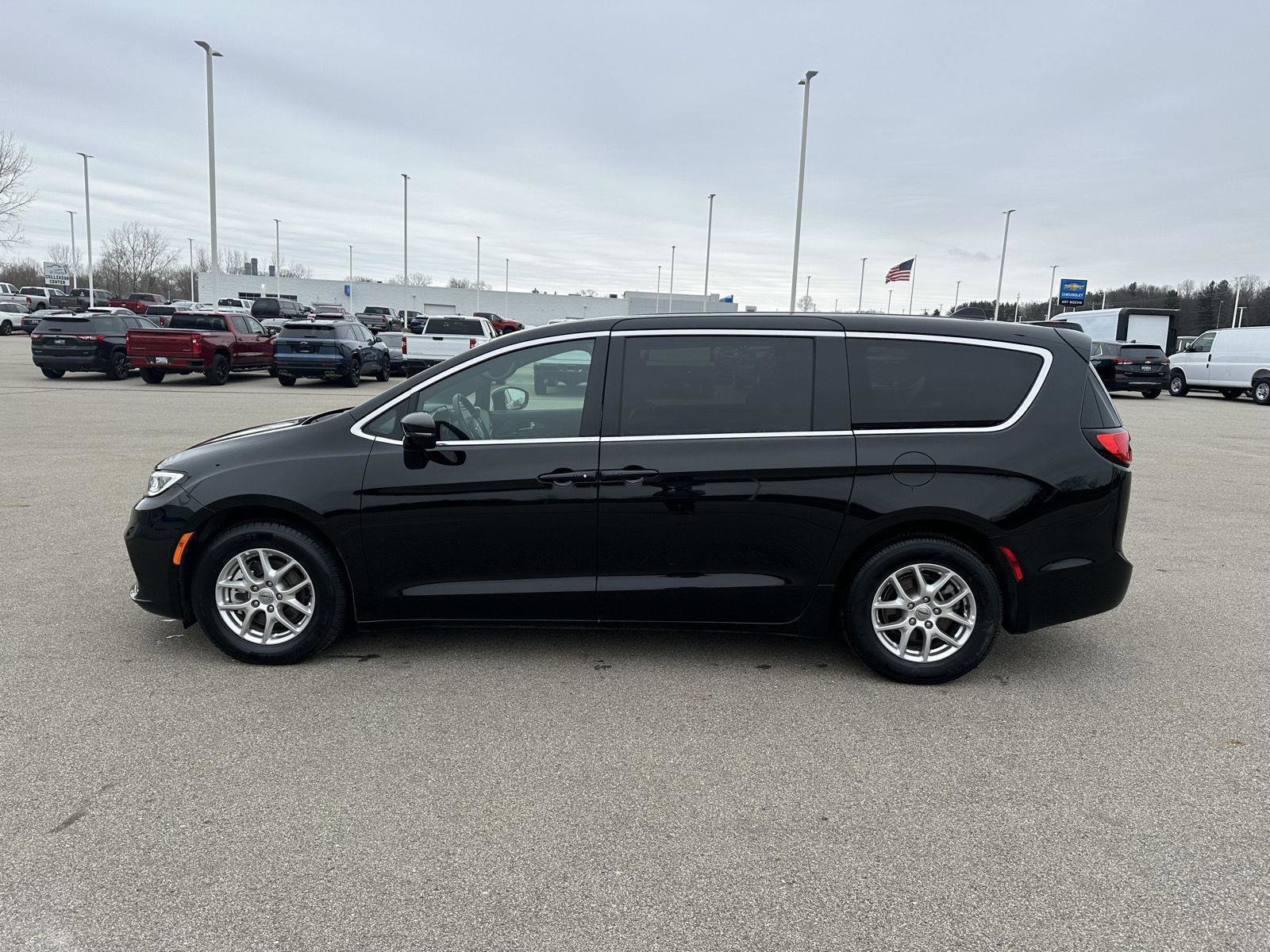 Used 2025 Chrysler Pacifica Select image 2