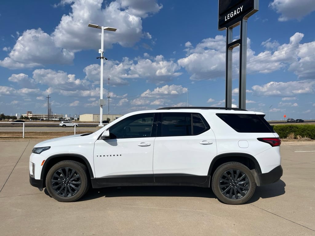 Used 2023 Chevrolet Traverse RS FWD image 2