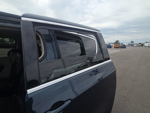 Used 2023 Chrysler Pacifica Touring-L FWD image 17