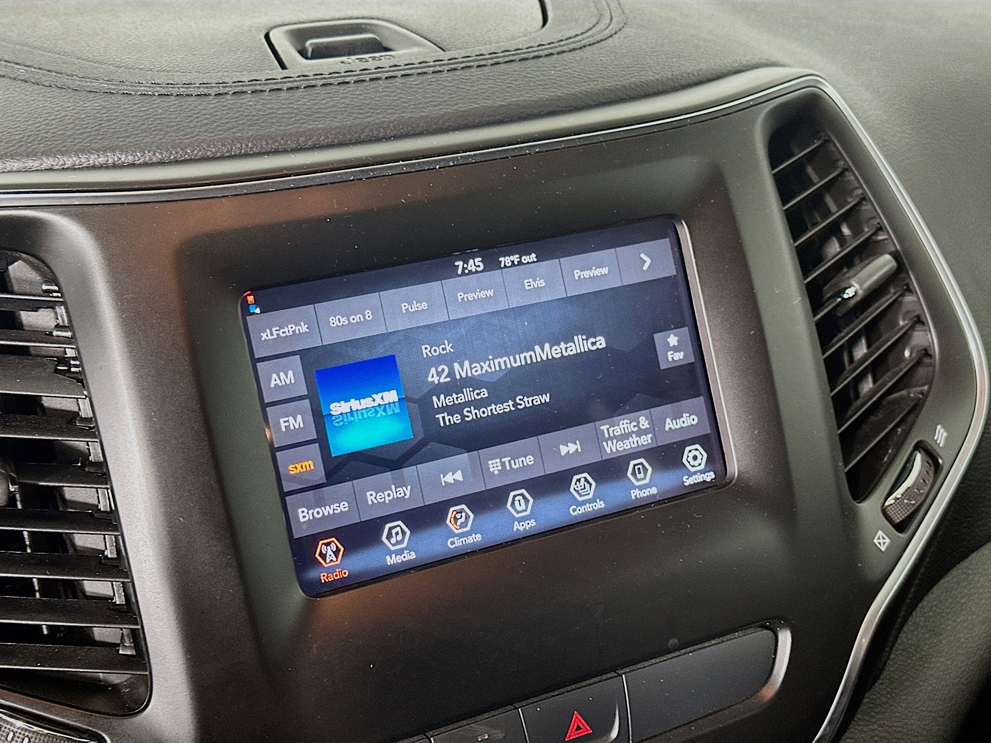 Used 2019 Jeep Cherokee Latitude Plus w/ Cold Weather Group AWD/4WD image 21