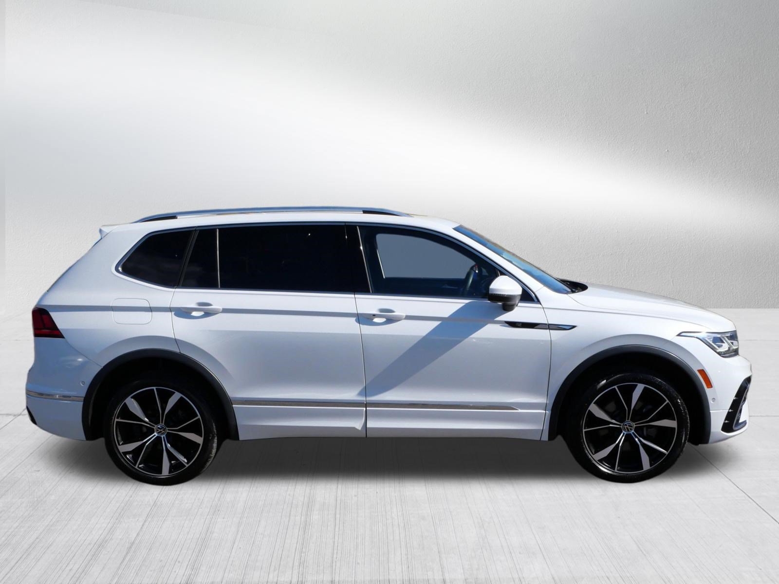 Used 2022 Volkswagen Tiguan SEL R-Line AWD/4WD image 8