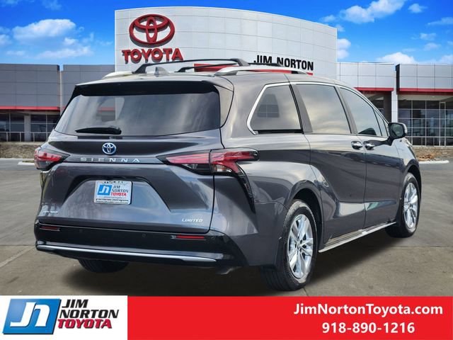 Used 2025 Toyota Sienna Limited image 6