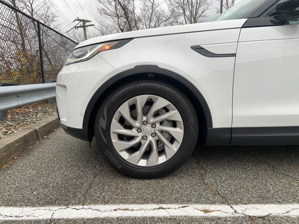 New 2025 Land Rover Discovery S image 9