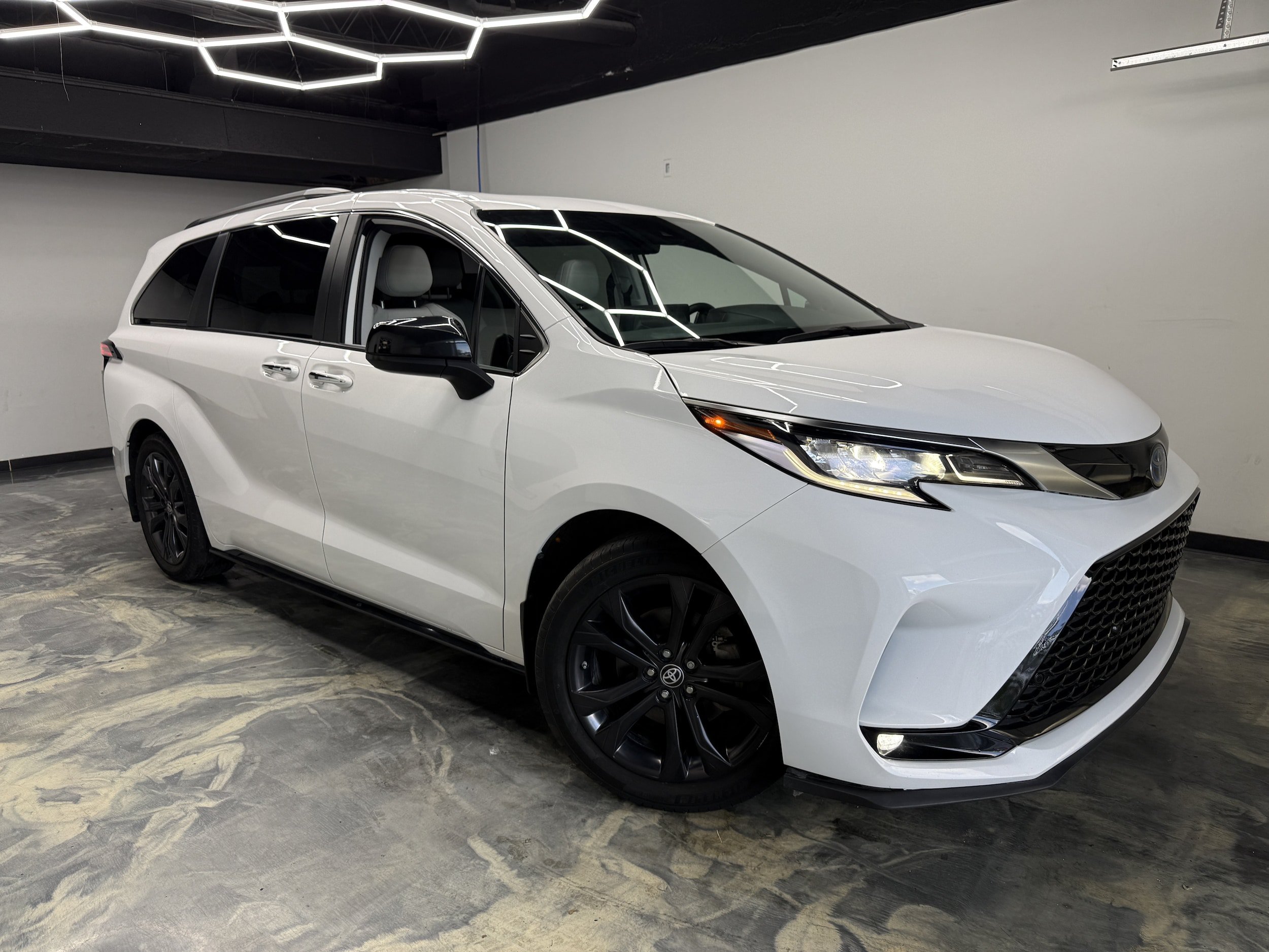 Used 2023 Toyota Sienna XLE FWD image 5