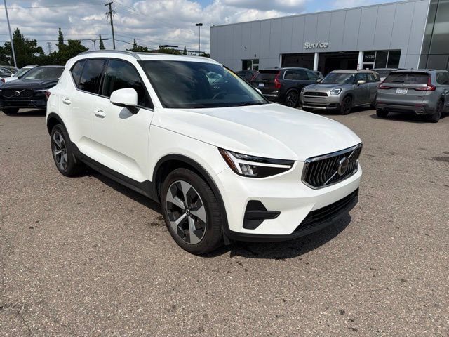 Used 2024 Volvo XC40 B5 Core AWD/4WD image 3