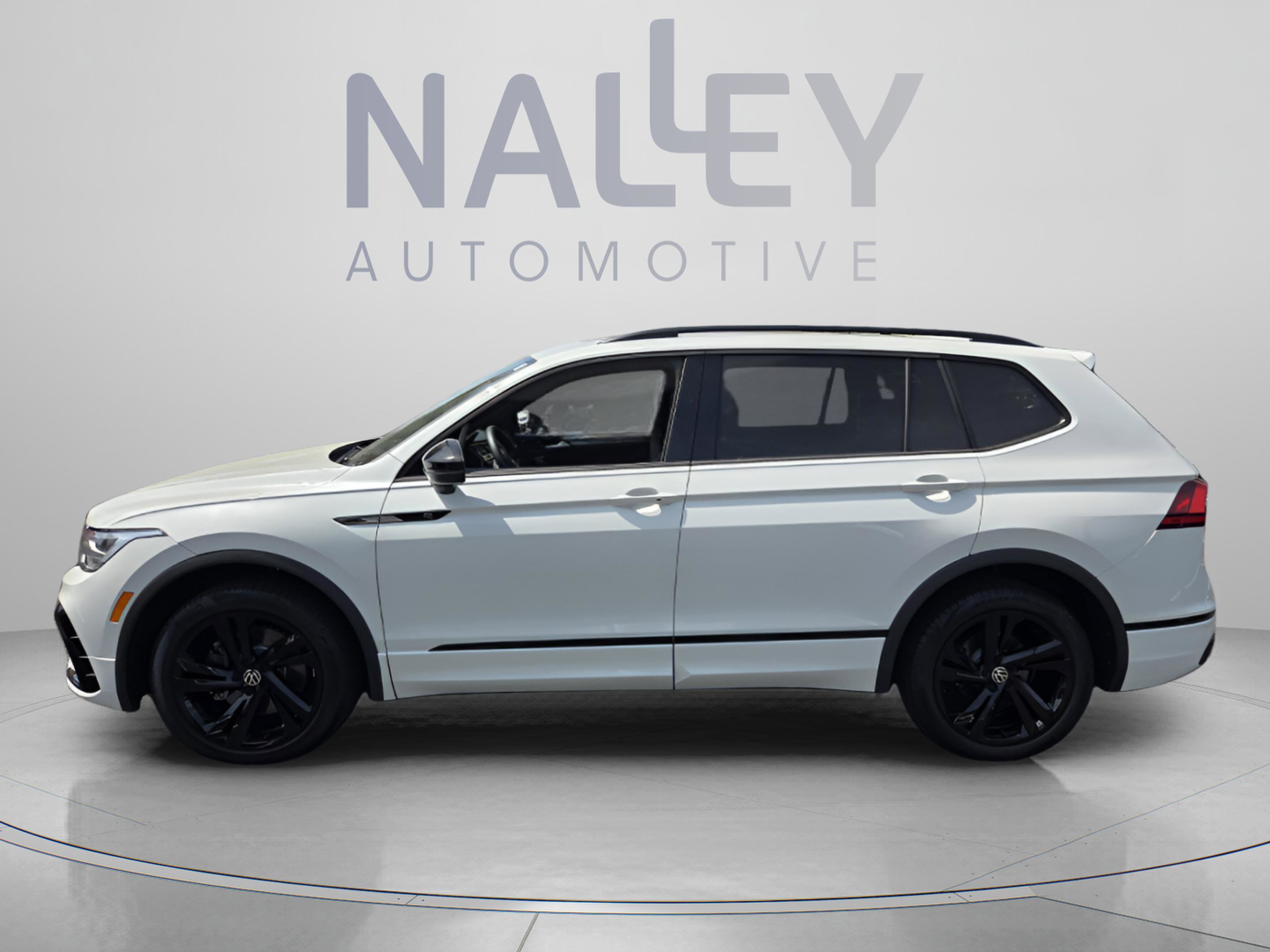 Used 2024 Volkswagen Tiguan SE R-Line FWD image 2
