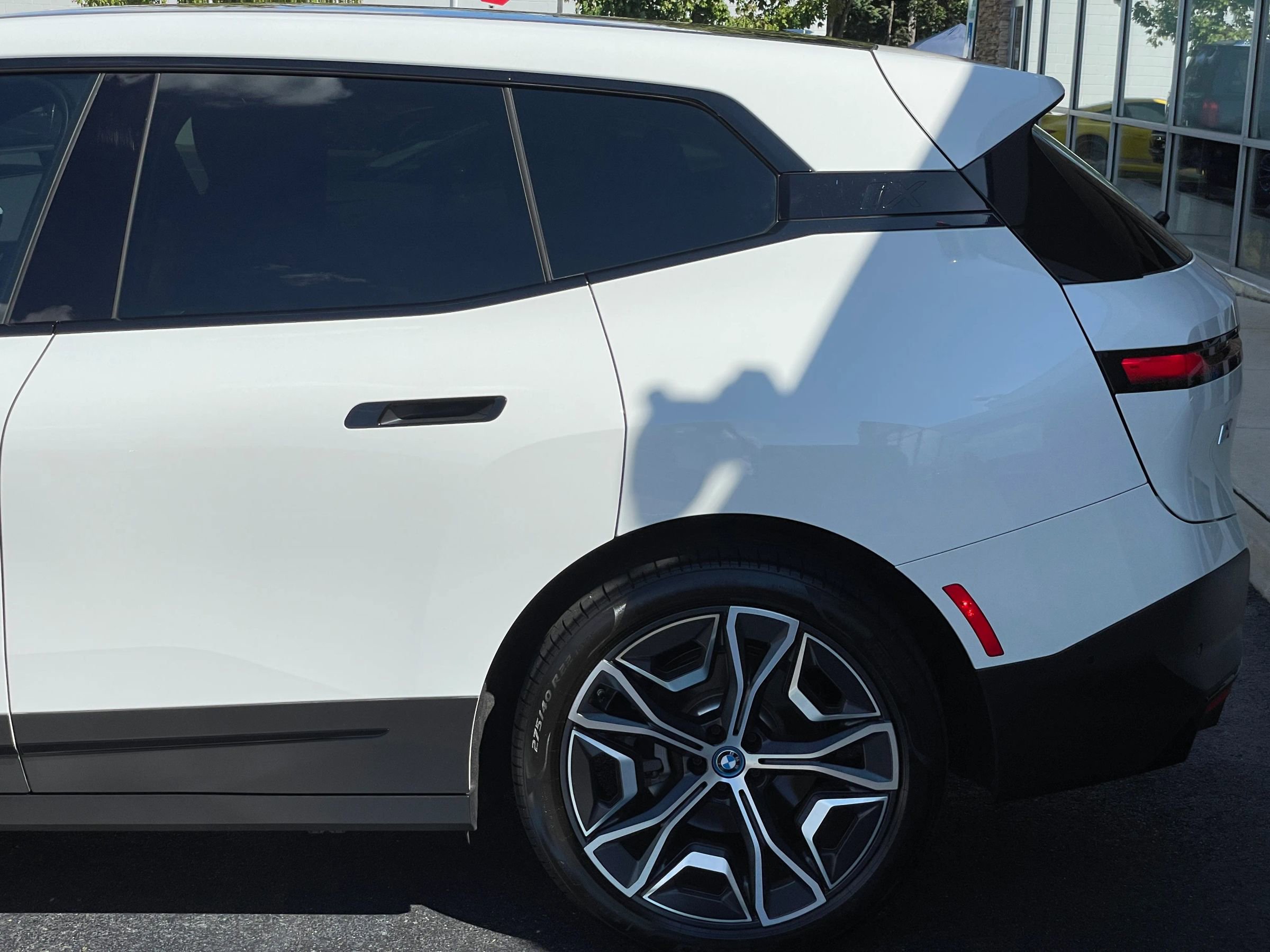 Used 2024 BMW iX xDrive50 w/ Luxury Package image 18