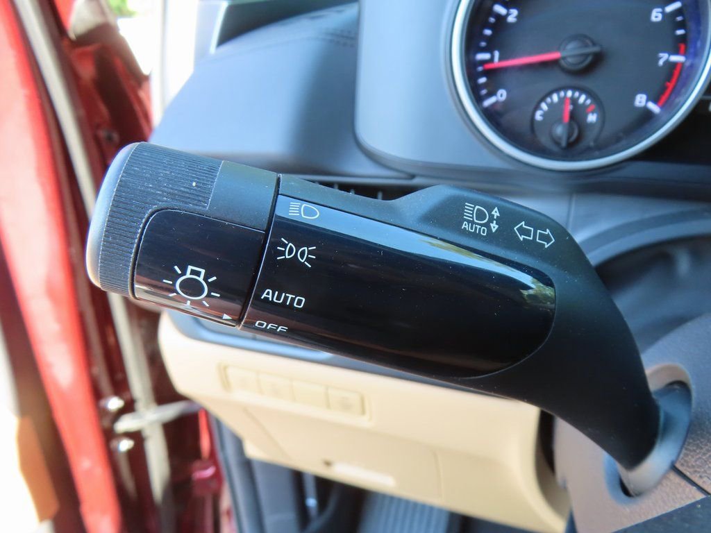 Used 2024 Kia Carnival LX FWD image 23