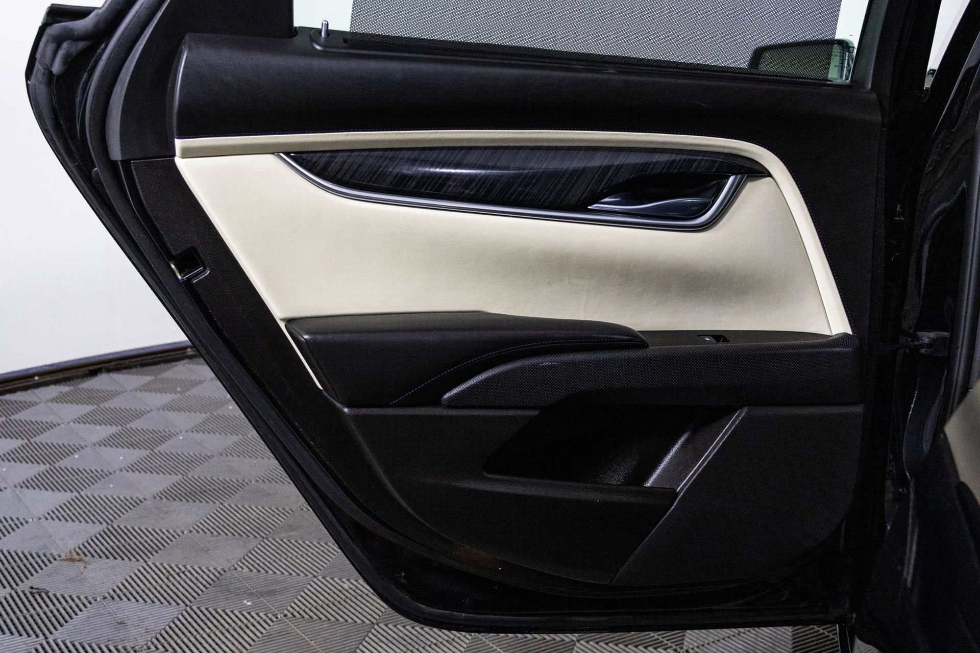 Used 2014 Cadillac XTS Platinum image 35